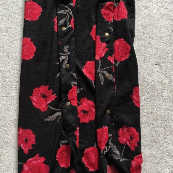 🦩 Dynamite | Black & Red Rose Dress Top 🦩 - Picture 3 of 3